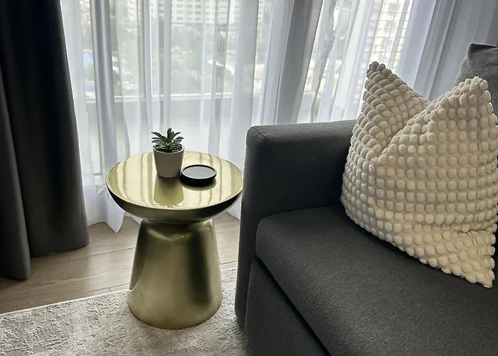Modern - Uptown Bgc Brand New Fast Wifi * Manila