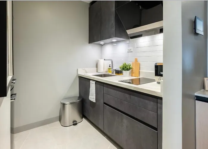 Modern - Uptown Bgc Brand New Fast Wifi Manila